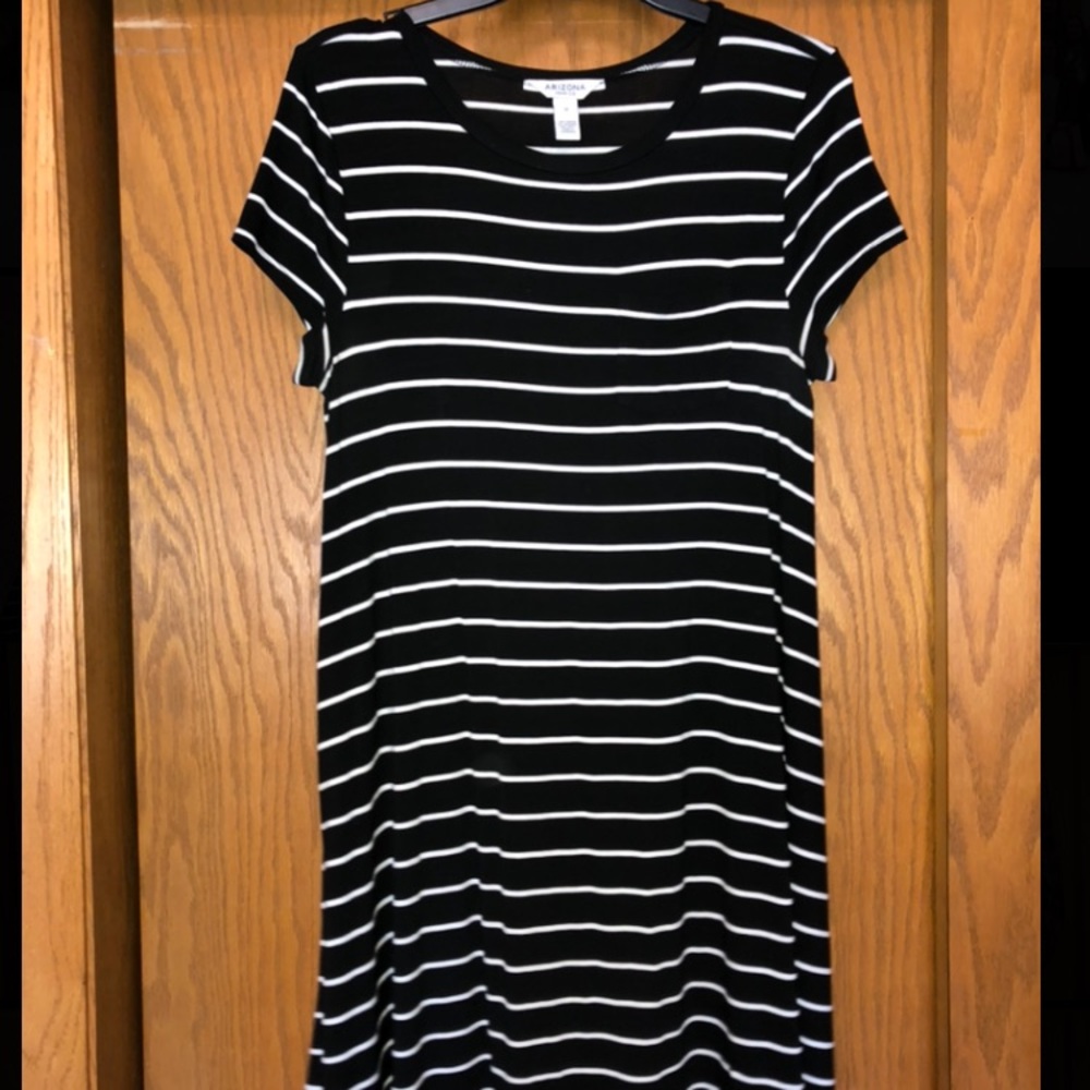BLACK AND WHITE T-SHIRT DRESS